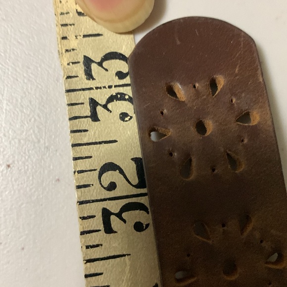 Floral Cut-Out 1” thick Belt Full Grain Strap Brassy Buckle - Picture 6 of 7